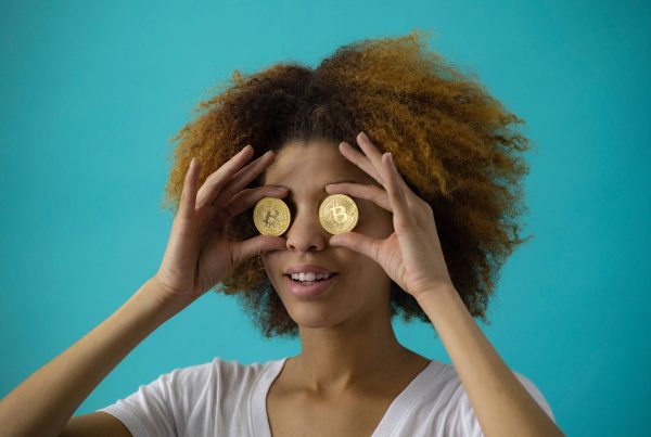 Chica con unas monedas de bitcoin en los ojos