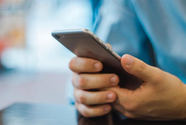 Viendo teléfono movil