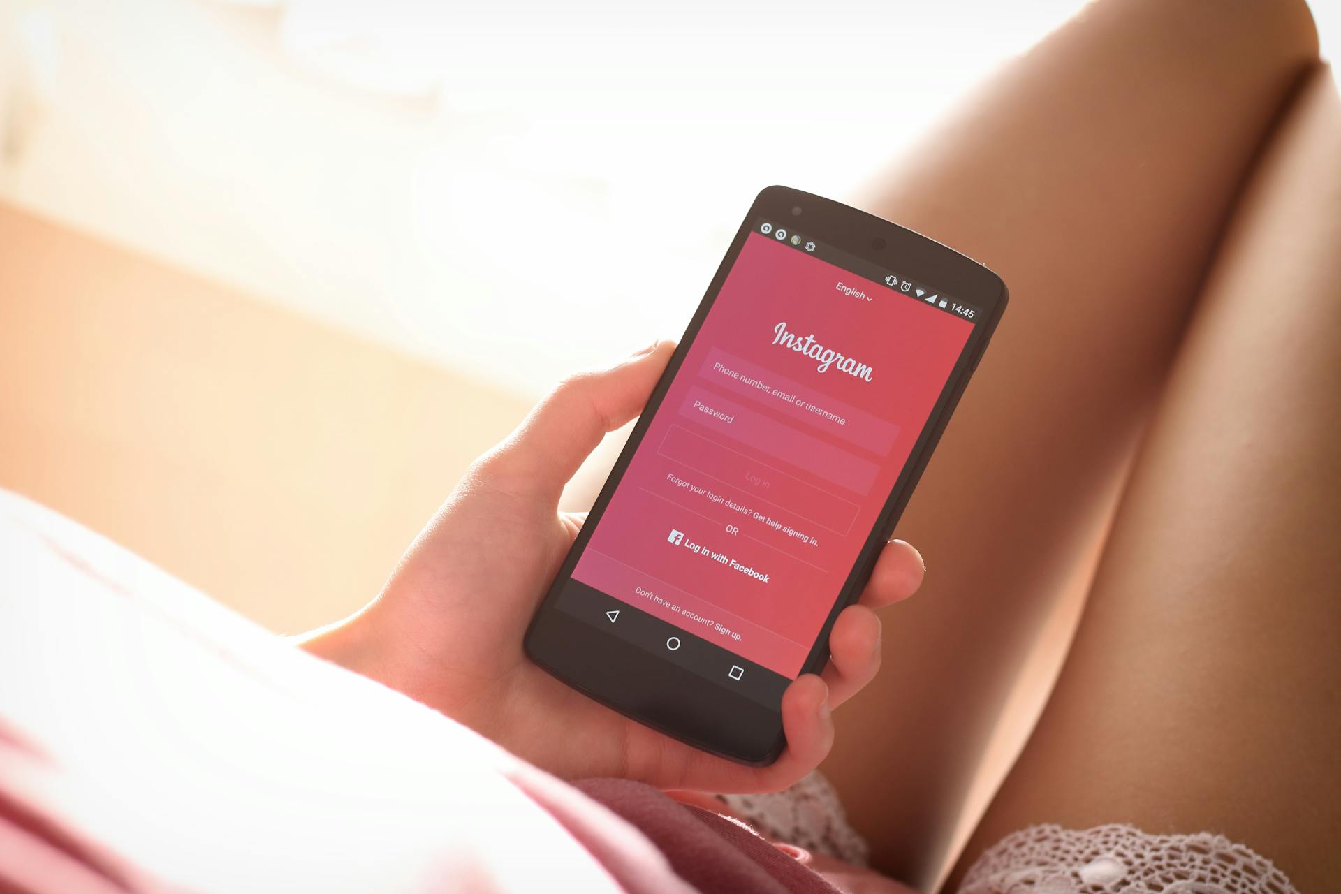 Foto de Tofros.com de Pexels: https://www.pexels.com/es-es/foto/mujer-sosteniendo-smartphone-negro-389734/